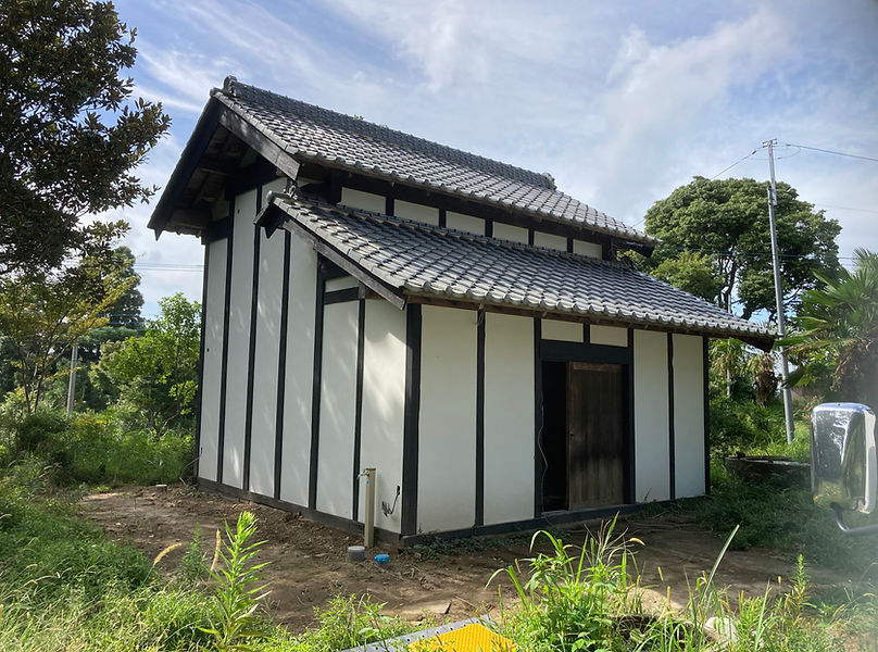 古民家再生を示す白壁の建物